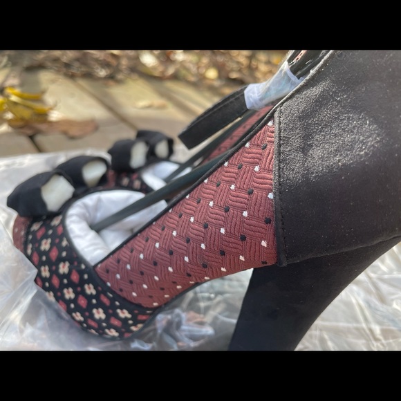 NWT Sole Obsession Ankle Buckle Burg/Black Textile Virgo Close Toe Heal Size 8 - Picture 13 of 16